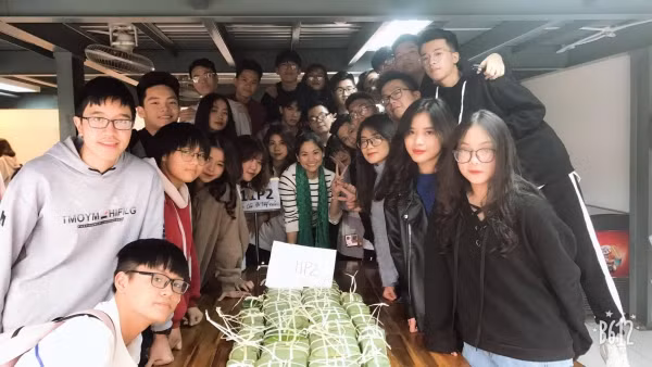 Học sinh trung học phổ thông trường Marie Curie đã thể hiện sự khéo tay, năng nổ, tự giác và tinh thần trách nhiệm với tập thể nhiều hơn trong dịp lễ hội Bánh chưng diễn ra ngày 26/1 vừa qua