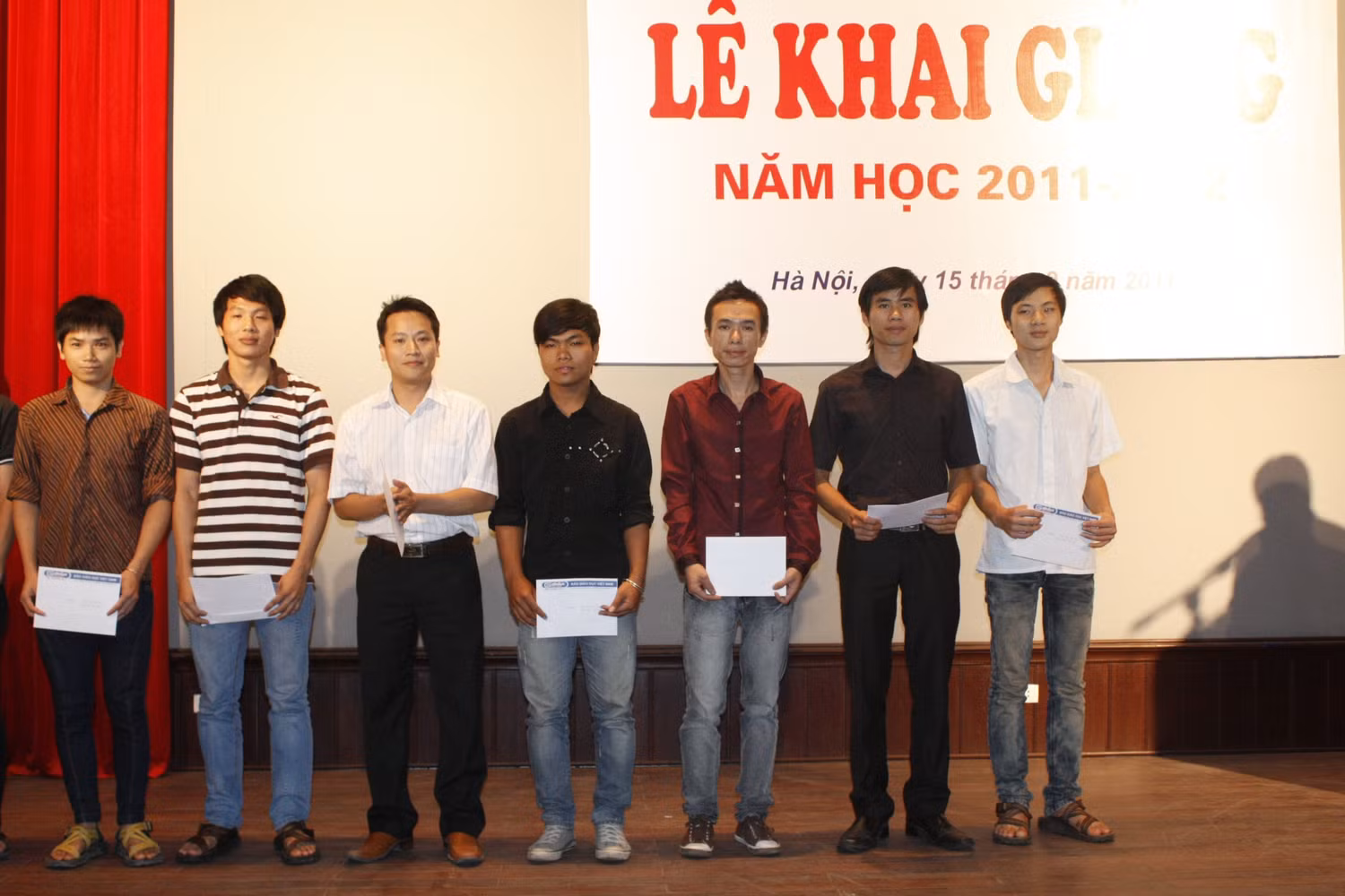 Các tân sinh viên phấn khởi khi nhận học bổng tiếng Anh