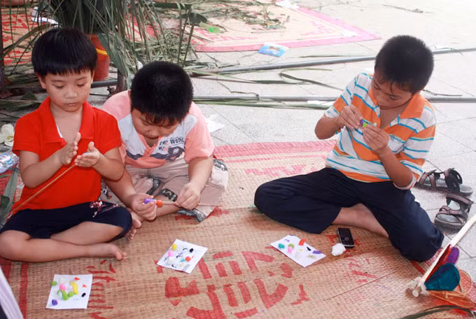 Ngày nay, Tò he được đưa vào nhiều lễ hội truyền thống, thu hút sự quan tâm đặc biệt của các em nhỏ Ngày nay, Tò he được đưa vào nhiều lễ hội truyền thống, thu hút sự quan tâm đặc biệt của các em nhỏ