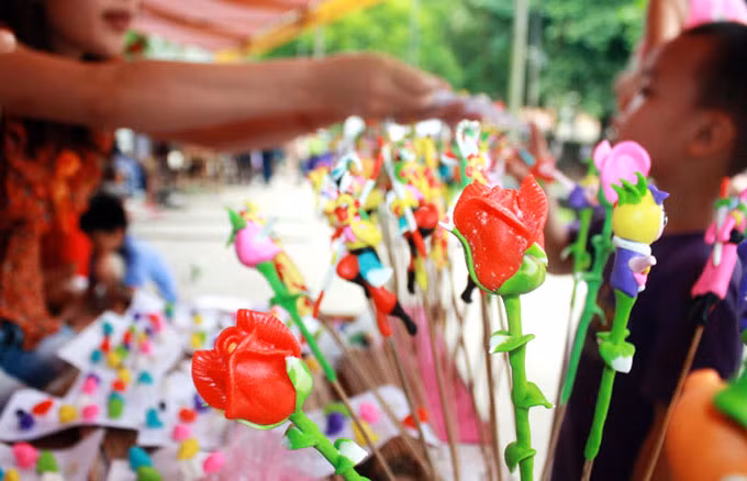 Tò he được làm bằng bột, là trò chơi không thể thiếu được của trẻ em làng quê Việt ngày xưa Tò he được làm bằng bột, là trò chơi không thể thiếu được của trẻ em làng quê Việt ngày xưa