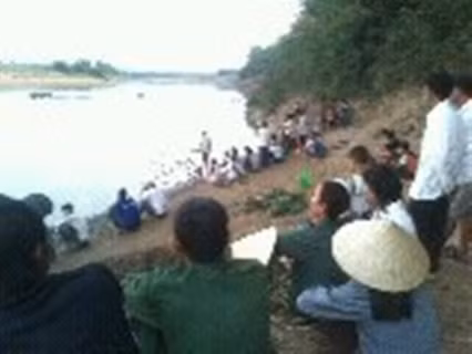 Hiện trường vụ tai nạn chết đuối tại huyện Nghĩa Đàn vào chiều ngày 28/4 (ảnh Đức Thanh) Hiện trường vụ tai nạn chết đuối tại huyện Nghĩa Đàn vào chiều ngày 28/4 (ảnh Đức Thanh)