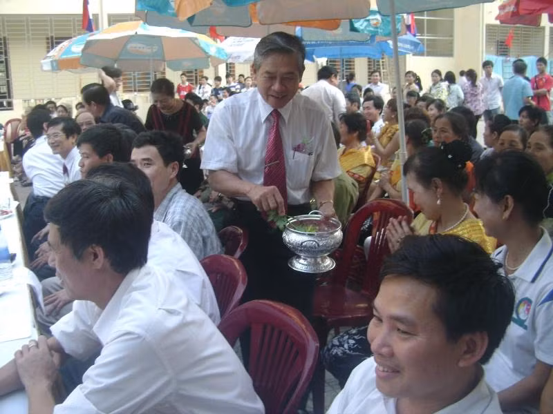 Làm lễ té nước thơm cầu may trong ngày tết cổ truyền của người Lào và Thái Lan