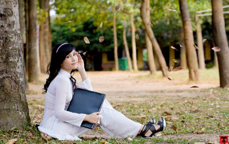 Trong cuộc thi "Tìm kiếm gương mặt Áo dài Nữ sinh Việt Nam 2012" Vân Trang cũng gửi ảnh tham dự và nhận được rất nhiều sự bình chọn của nhiều thành viên trên các trang mạng xã hội. Tuy nhiên Vân Trang đã quyết định dừng cuộc thì với lý do muốn giành nhiều thời gian cho việc học tập. Vân Trang chia sẻ: "Thật sự rất tiếc nhưng vì năm nay là năm cuối cấp nên em muốn giành tất cả thời gian cho việc ôn tập để đạt kết quả cao trong hai kỳ thi Tốt nghiệp và Đại học sắp tới".