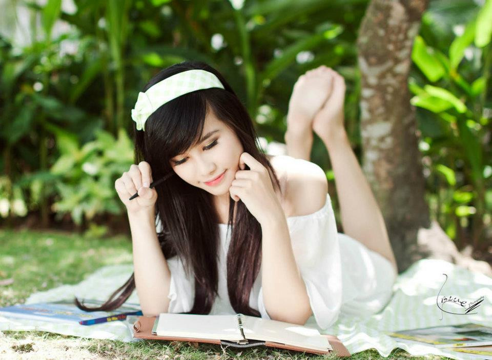 Mặc dù đang là một học sinh cấp 3 nhưng Vân Trang nhận được rất nhiều lời mời diễn xuất cũng như chụp ảnh quảng cáo cho các công ty thời trang.