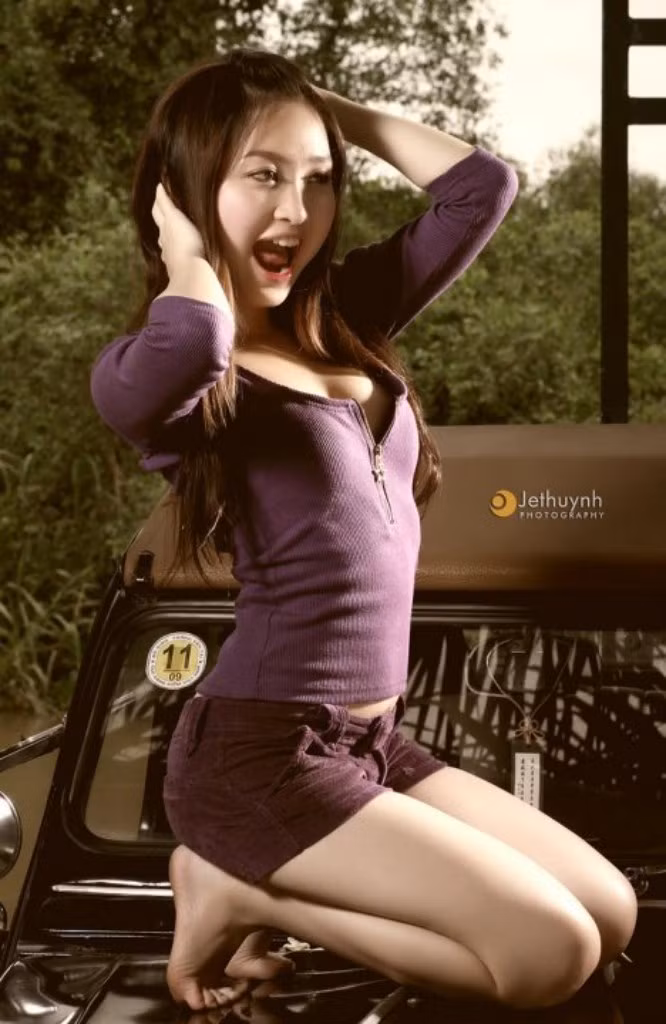 Anh Thư Honey Dollar: chân dài Việt bốc lửa cùng xế cổ ảnh 11