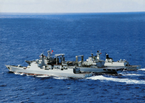 Tàu khu trục tên lửa Hải Khẩu số hiệu 171 Type 052C và tàu hộ vệ Type 054A của Hạm đội Nam Hải, Hải quân Trung Quốc tiến hành tiếp tế trên biển (nguồn mạng sina TQ) Tàu khu trục tên lửa Hải Khẩu số hiệu 171 Type 052C và tàu hộ vệ Type 054A của Hạm đội Nam Hải, Hải quân Trung Quốc tiến hành tiếp tế trên biển (nguồn mạng sina TQ)