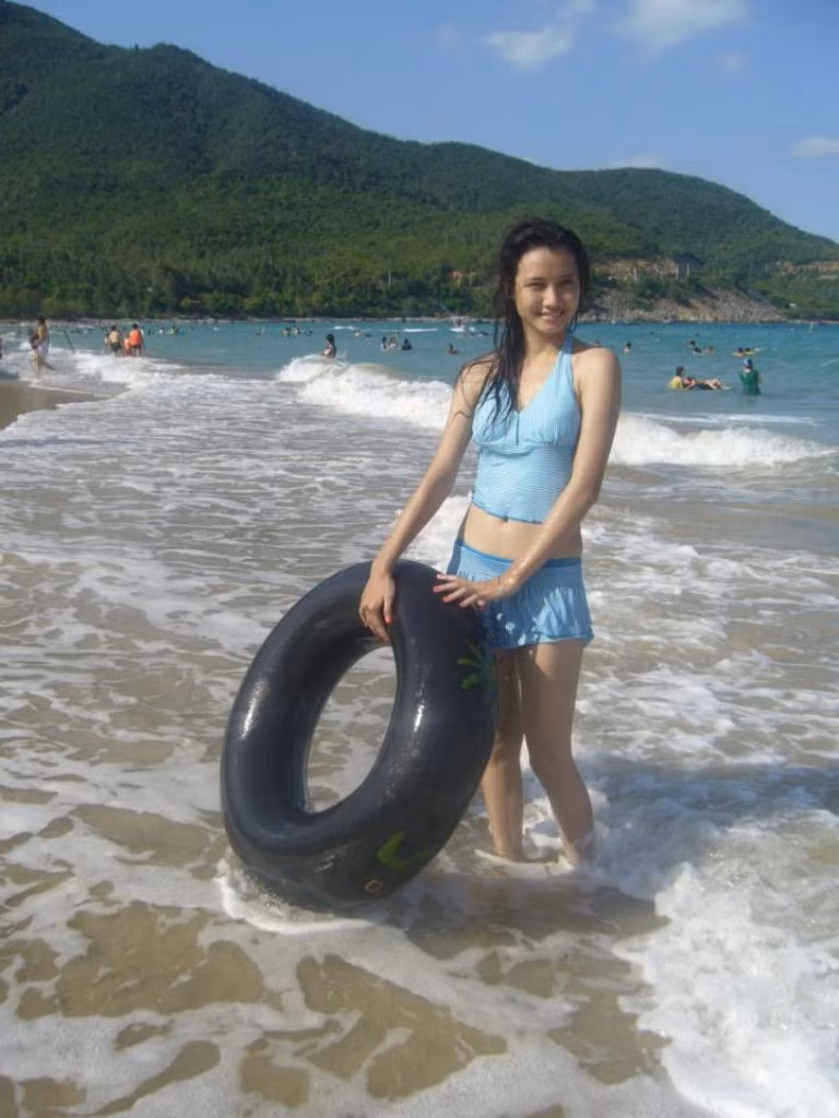 Bích Ngọc là một người hay cười, yêu biển vừ thích khám phá những điều mới mẻ.