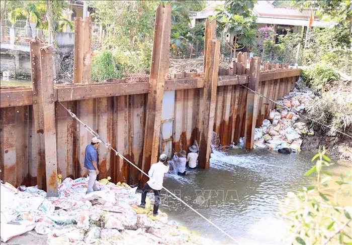 Việc tiếp nhận, quản lý và sử dụng các khoản viện trợ phải thực hiện theo các quy định của pháp luật Việt Nam và cam kết với Bên viện trợ. Ảnh minh họa: TTXVN