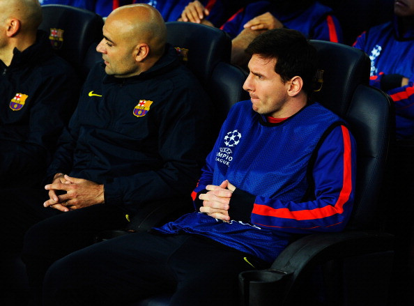 Ngồi trên ghế dự bị, Messi đăm chiêu dõi theo từng đường bóng trên sân. Ngồi trên ghế dự bị, Messi đăm chiêu dõi theo từng đường bóng trên sân.
