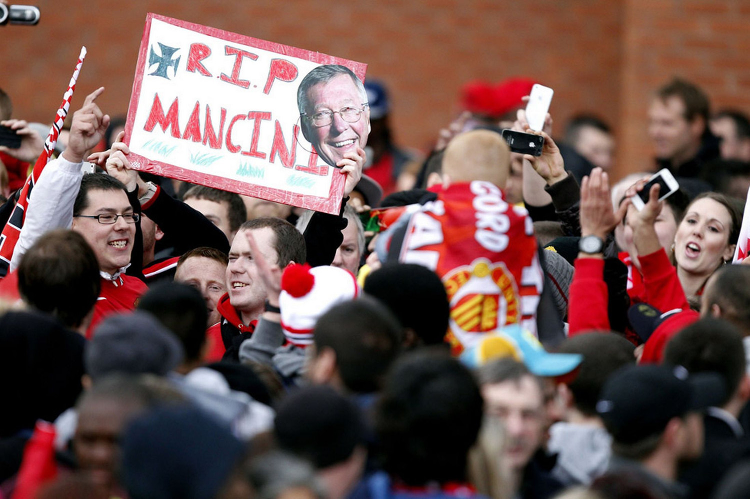 Nhưng cũng không quên mỉa mai Roberto Mancini, vị HLV vừa bị đại kình địch Man City chính thức sa thải.