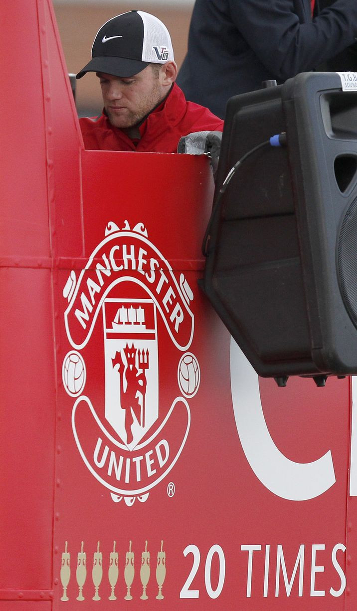 Trong ngày vui của M.U, Rooney lại buồn tủi ngồi lặng thinh trên xe... Sau đó MUTV có phỏng vấn tiền đạo này và anh hết lời ca ngợi Sir Alex.