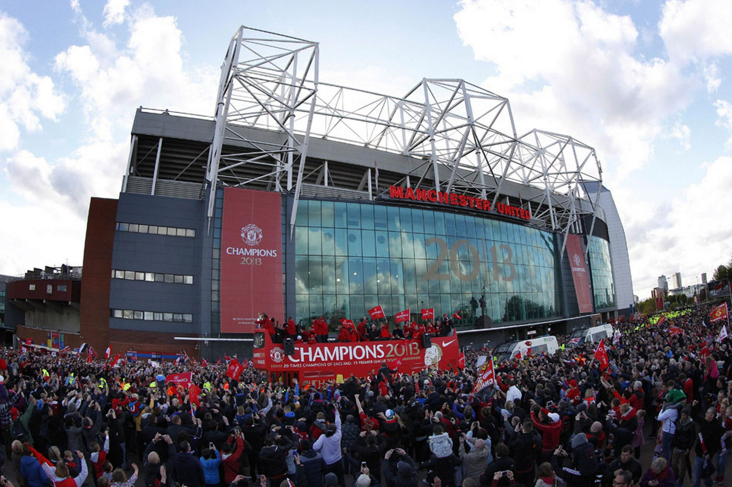 Thầy trò Sir Alex đã diễu hành trên con đường từ sân Old Trafford đến quảng trường Albert (Tp Manchester) trong gần 2 tiếng đồng hồ.