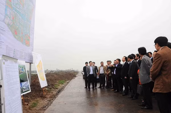 Bộ trưởng Phùng Xuân Nhạ thăm Khu đại học Phố Hiến, tỉnh Hưng Yên. Bộ trưởng Phùng Xuân Nhạ thăm Khu đại học Phố Hiến, tỉnh Hưng Yên.