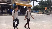 Nhiều thí sinh đến sớm để chuẩn bị cho bài thi môn Toán dù trời nắng nóng.