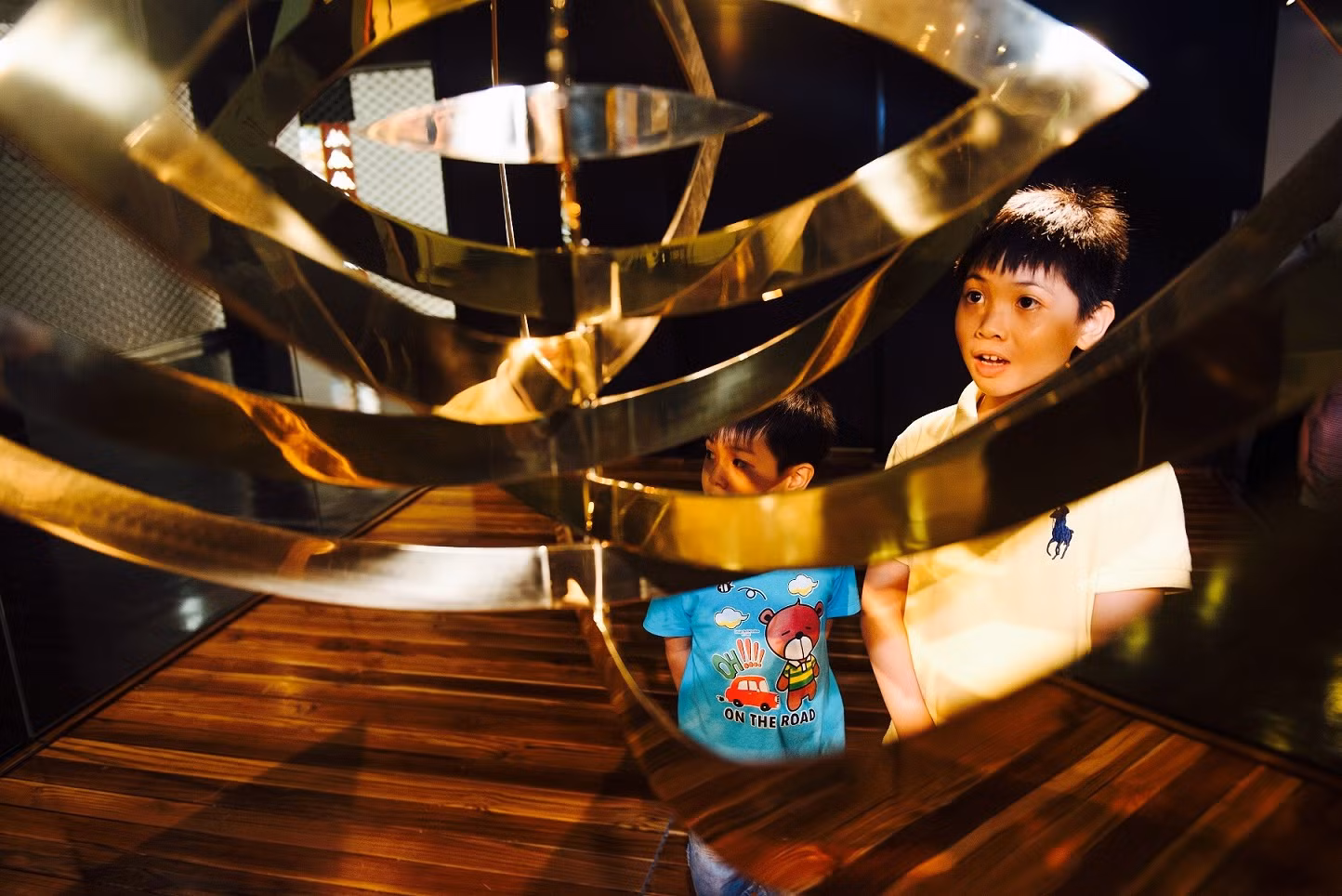Không chỉ người lớn, trẻ em cũng tỏ ra quan tâm và yêu thích không ít tác phẩm trưng bày tại VCCA. Không chỉ người lớn, trẻ em cũng tỏ ra quan tâm và yêu thích không ít tác phẩm trưng bày tại VCCA.