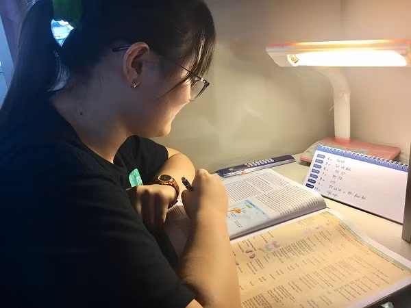 Góc học tập của Thảo tại kí túc xá. (Ảnh: Vương Thuỷ)