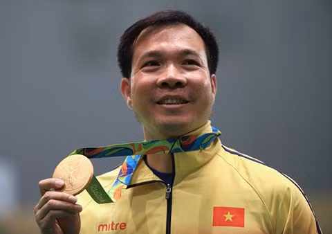 Xạ thủ Hoàng Xuân Vinh tạo nên một cột mốc đáng nhớ trong lịch sử 70 năm của thể thao Việt Nam. (Ảnh: zing.vn)