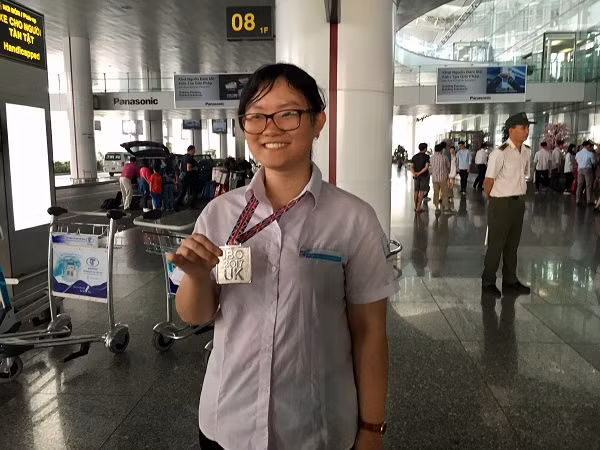 Thảo vui mừng với chiếc Huy chương Bạc vượt quá mong đợi của bản thân trong lần đầu thi Olympic Quốc tế. (Ảnh: Vương Thuỷ)