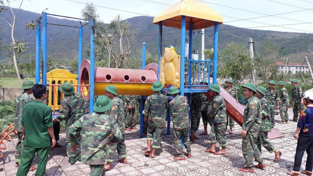 Bộ đội biên phòng Hà Tĩnh giúp trường mầm non dọn dẹp đồ chơi ngoài trời. Bộ đội biên phòng Hà Tĩnh giúp trường mầm non dọn dẹp đồ chơi ngoài trời.
