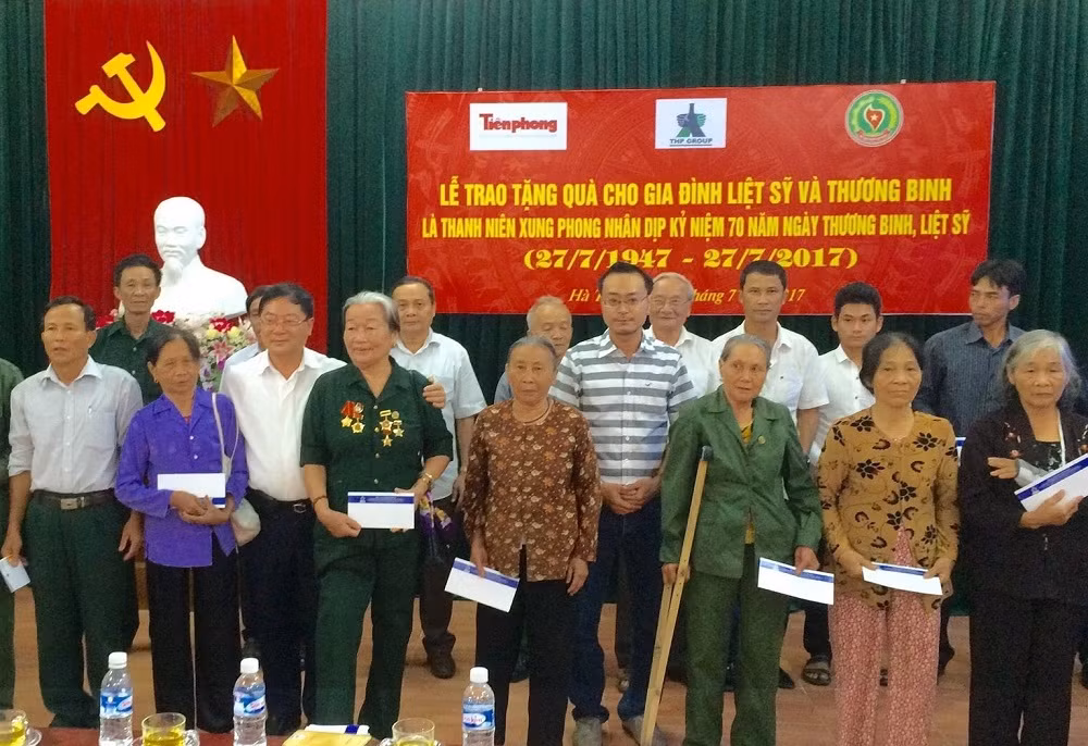 Tân Hiệp Phát tổ chức thăm tặng quà cho 200 gia đình liệt sỹ và thương binh là thanh niên xung phong ở Hà Tĩnh và Nghệ An vào ngày 14/7. Tân Hiệp Phát tổ chức thăm tặng quà cho 200 gia đình liệt sỹ và thương binh là thanh niên xung phong ở Hà Tĩnh và Nghệ An vào ngày 14/7.