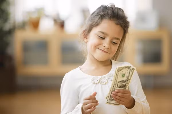 Có nên dạy con cách tiêu tiền? (Ảnh: Trulyrichclub)