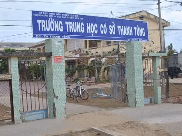 Trường Trung học cơ sở Thanh Tùng, nơi xảy ra nhiều vụ việc gây xôn xao dư luận. Trường Trung học cơ sở Thanh Tùng, nơi xảy ra nhiều vụ việc gây xôn xao dư luận.