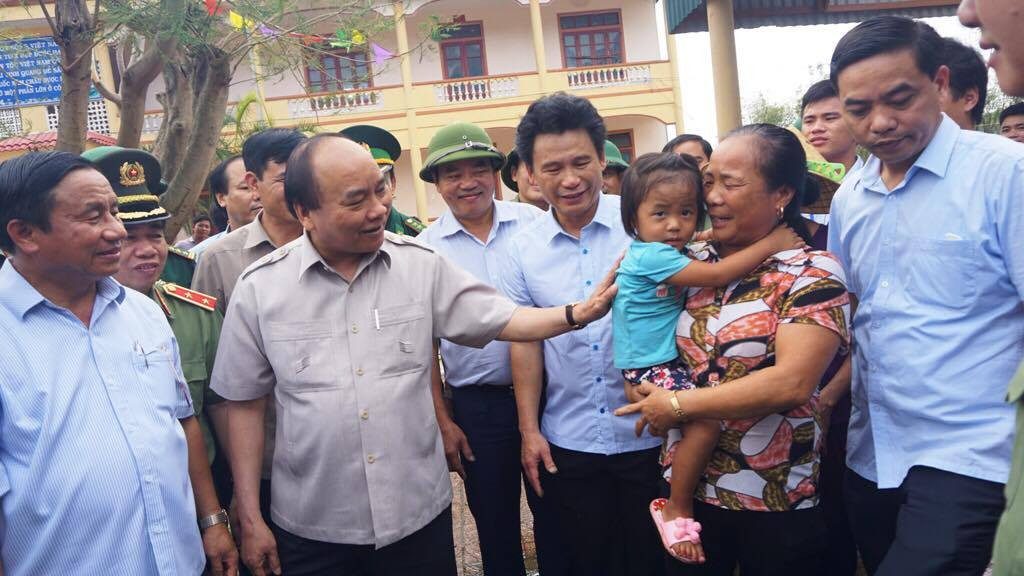 Thủ tướng Nguyễn Xuân Phúc đến thăm và chỉ đạo khắc phục hậu quả sau bão tại Trường Tiểu học, Trung học cơ sở Kỳ Nam, thị xã Kỳ Anh (Hà Tĩnh). Thủ tướng Nguyễn Xuân Phúc đến thăm và chỉ đạo khắc phục hậu quả sau bão tại Trường Tiểu học, Trung học cơ sở Kỳ Nam, thị xã Kỳ Anh (Hà Tĩnh).