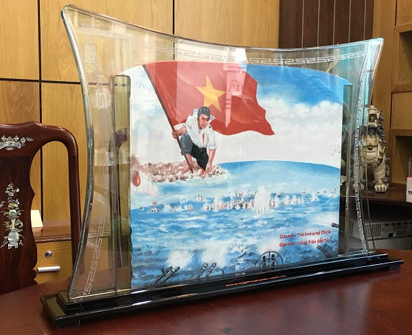 Bức tranh cát “Gạc Ma – Vòng tròn bất tử” được đấu giá cho công dân Việt Nam từ ngày 3-9/4/2017 nhằm ủng hộ 64 gia đình liệt sỹ đã hy sinh tại Gạc Ma năm 1988. Bức tranh cát “Gạc Ma – Vòng tròn bất tử” được đấu giá cho công dân Việt Nam từ ngày 3-9/4/2017 nhằm ủng hộ 64 gia đình liệt sỹ đã hy sinh tại Gạc Ma năm 1988.