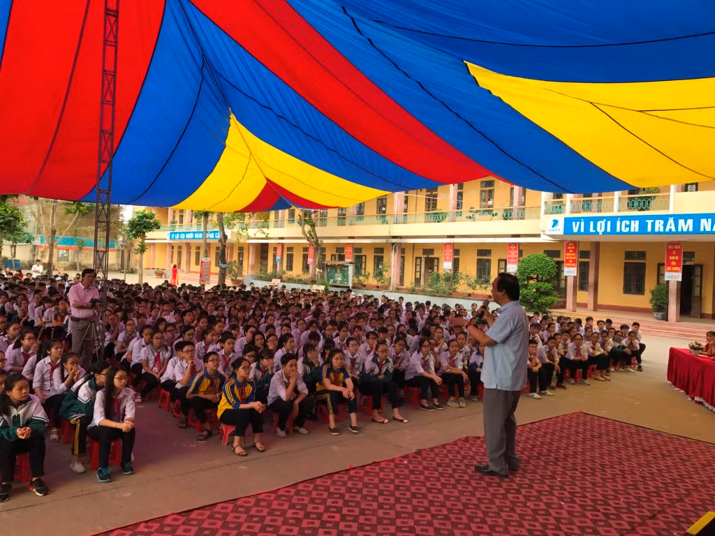 Giáo sư Nguyễn Lân Dũng trong một buổi nói chuyện với học trò