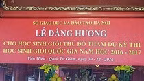 Băng rôn gây xôn xao ở Văn Miếu-Quốc Tử Giám. ảnh vnn Băng rôn gây xôn xao ở Văn Miếu-Quốc Tử Giám. ảnh vnn