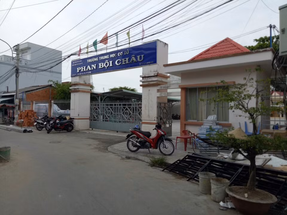 Trường Trường Trung học cơ sở Phan Bội Châu, nơi có nhiều giáo viên, phụ huynh bức xúc về các khoản thu, chi của nhà trường. Trường Trường Trung học cơ sở Phan Bội Châu, nơi có nhiều giáo viên, phụ huynh bức xúc về các khoản thu, chi của nhà trường.