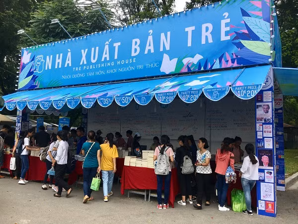 Nhà xuất bản trẻ thu hút rất đông các bạn học sinh, sinh viên.