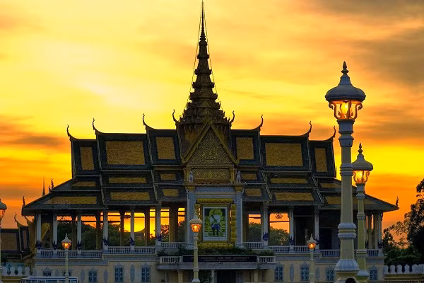 Du lịch tâm linh thu hút sự quan tâm của khách hàng nữ Du lịch tâm linh thu hút sự quan tâm của khách hàng nữ