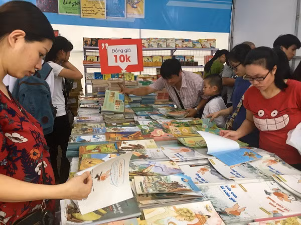 Gian hàng có các sản phẩm đồng giá 10.000 đồng.
