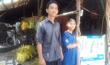 Em Trương Văn Tài bị đuổi học vì quá tuổi. (Ảnh: Tienphong.vn)