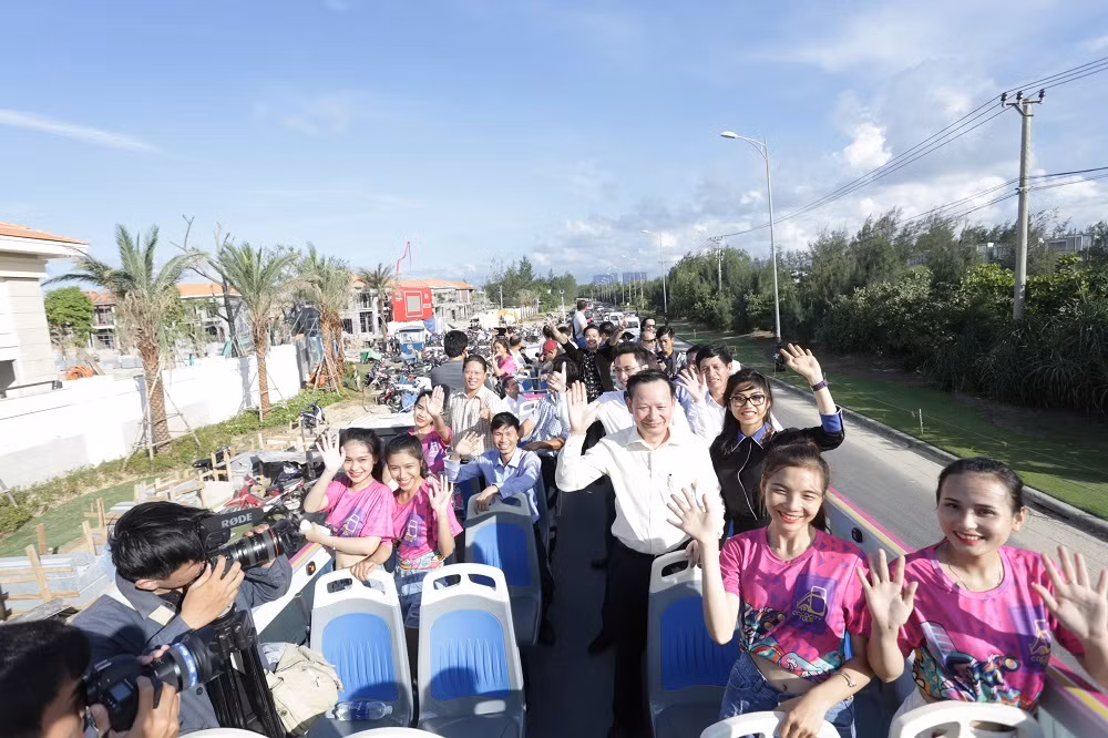 Khách mời và du khách hào hứng ngắm Đà Nẵng xinh đẹp trên tầng 2 Coco City Tour. Khách mời và du khách hào hứng ngắm Đà Nẵng xinh đẹp trên tầng 2 Coco City Tour.