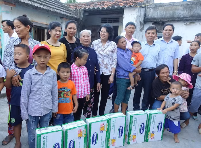 Bà Đặng Thị Ngọc Thịnh – Phó Chủ tịch nước, bà Lê Tuyết Mai - Phó Giám đốc Quỹ Bảo trợ Trẻ em Việt Nam, ông Nguyễn Hồng Tú – Trưởng bán hàng vùng Vinamilk và đại diện lãnh đạo tỉnh Quảng Bình đến thăm và tặng quà, sữa cho người dân và trẻ em vùng lũ xã Quảng Xuân, huyện Quảng Trạch, Quảng Bình. Bà Đặng Thị Ngọc Thịnh – Phó Chủ tịch nước, bà Lê Tuyết Mai - Phó Giám đốc Quỹ Bảo trợ Trẻ em Việt Nam, ông Nguyễn Hồng Tú – Trưởng bán hàng vùng Vinamilk và đại diện lãnh đạo tỉnh Quảng Bình đến thăm và tặng quà, sữa cho người dân và trẻ em vùng lũ xã Quảng Xuân, huyện Quảng Trạch, Quảng Bình.