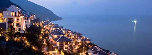 Hơn 200 phòng nghỉ đều có tầm nhìn hướng thẳng tới đại dương. Hơn 200 phòng nghỉ đều có tầm nhìn hướng thẳng tới đại dương.