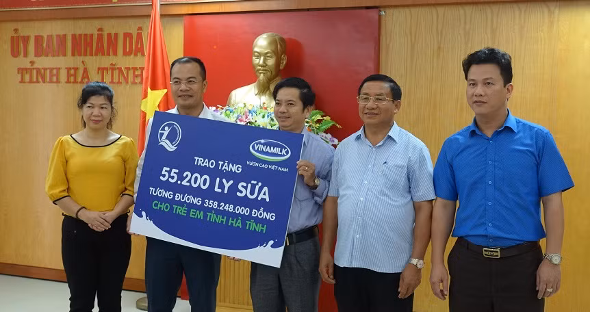 Bà Lê Tuyết Mai, Phó Giám đốc Quỹ Bảo trợ Trẻ em Việt Nam, ông Đậu Phi Tú – Giám đốc Trang trại Vinamilk Hà Tĩnh trao bảng tượng trưng 55.200 ly sữa, tương đương 358.248.000 đồng cho trẻ em vùng lũ Hà Tĩnh. Bà Lê Tuyết Mai, Phó Giám đốc Quỹ Bảo trợ Trẻ em Việt Nam, ông Đậu Phi Tú – Giám đốc Trang trại Vinamilk Hà Tĩnh trao bảng tượng trưng 55.200 ly sữa, tương đương 358.248.000 đồng cho trẻ em vùng lũ Hà Tĩnh.
