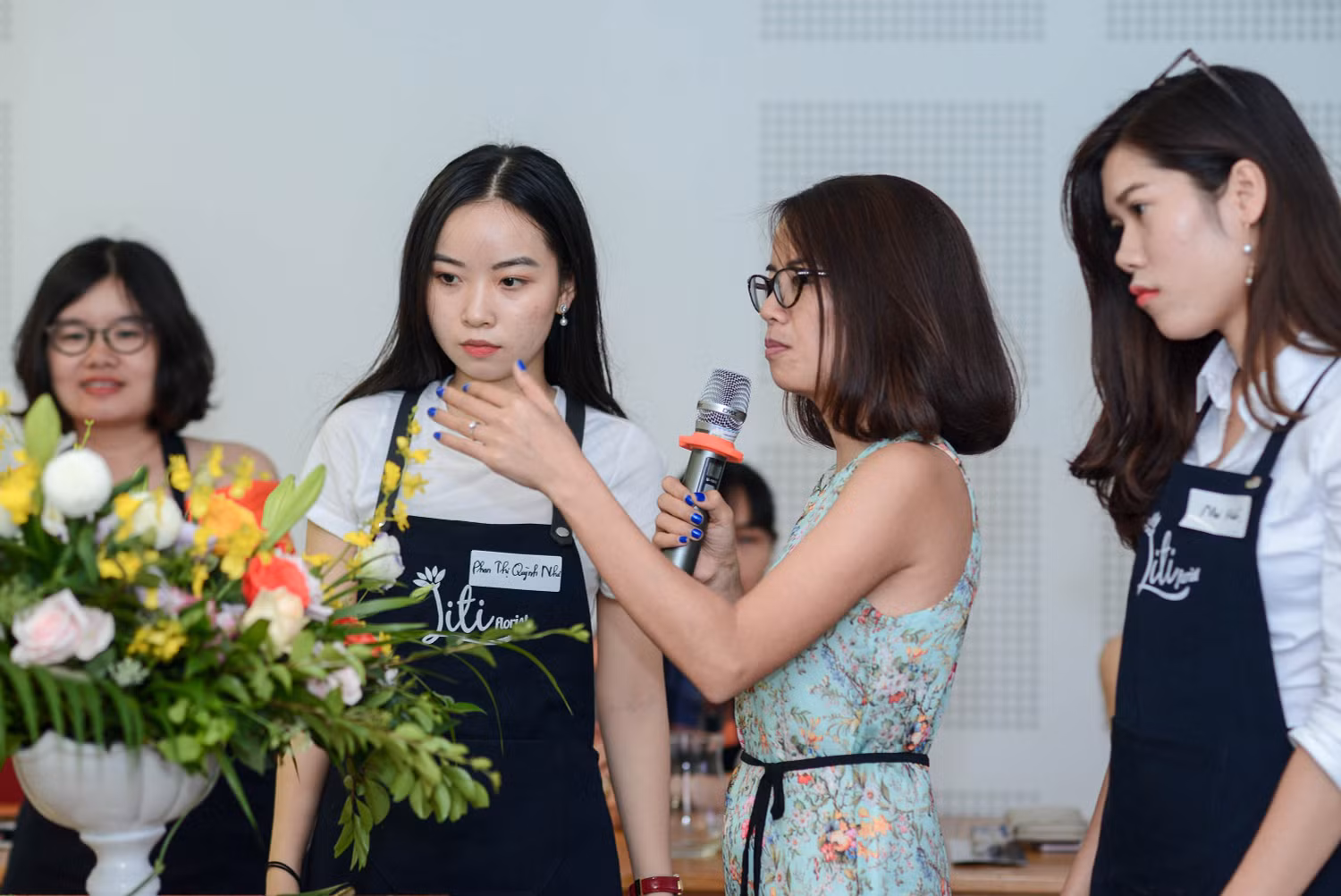 Hàng tuần, VCCA còn cuốn hút bởi hàng loạt hoạt động cộng đồng. Trong ảnh: Các học viên hào hứng tham gia work shop cắm hoa nghệ thuật với sự hướng dẫn tận tình đến từ thương hiệu danh tiếng Liti Florist.