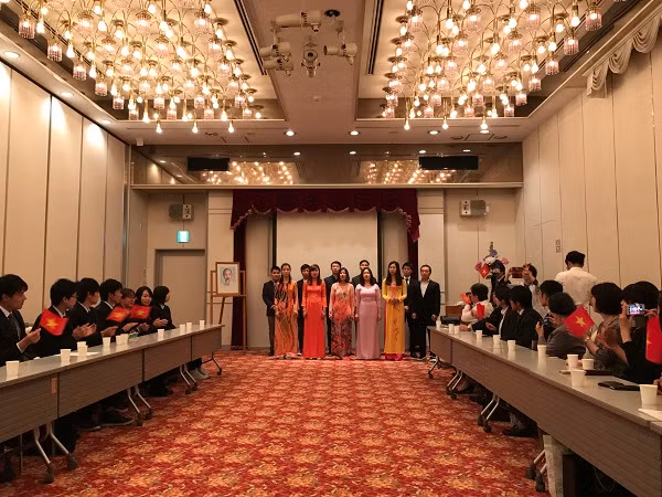 Lễ kỷ niệm 127 năm ngày sinh Chủ tịch Hồ Chí Minh diễn ra trong không khí thắm tình hữu nghị Việt Nam-Nhật Bản. Lễ kỷ niệm 127 năm ngày sinh Chủ tịch Hồ Chí Minh diễn ra trong không khí thắm tình hữu nghị Việt Nam-Nhật Bản.