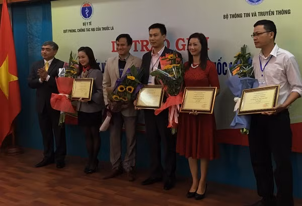 Thứ trưởng Bộ Thông tin và Truyền thông Nguyễn Minh Hồng trao giải cho các tác giả đoạt giải nhất. (Ảnh: Vương Thủy) Thứ trưởng Bộ Thông tin và Truyền thông Nguyễn Minh Hồng trao giải cho các tác giả đoạt giải nhất. (Ảnh: Vương Thủy)
