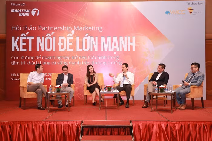 Hội thảo “Kết nối để lớn mạnh” có sự tham gia của nhiều diễn giả uy tín.