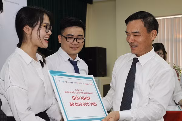 Phó Giáo sư – Tiến sĩ Hoàng Văn Hải - Viện trưởng Viện Quản trị Kinh doanh - Trưởng ban Tổ chức cuộc thi trao giải Nhất cho đội KIWIKID. Phó Giáo sư – Tiến sĩ Hoàng Văn Hải - Viện trưởng Viện Quản trị Kinh doanh - Trưởng ban Tổ chức cuộc thi trao giải Nhất cho đội KIWIKID.