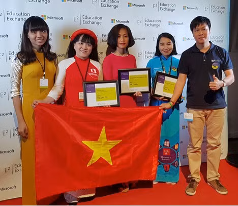 3 giáo viên Việt Nam đã được vinh danh trong Diễn đàn Giáo dục toàn cầu Microsoft 2017 tổ chức tại Toronto, Canada 3 giáo viên Việt Nam đã được vinh danh trong Diễn đàn Giáo dục toàn cầu Microsoft 2017 tổ chức tại Toronto, Canada