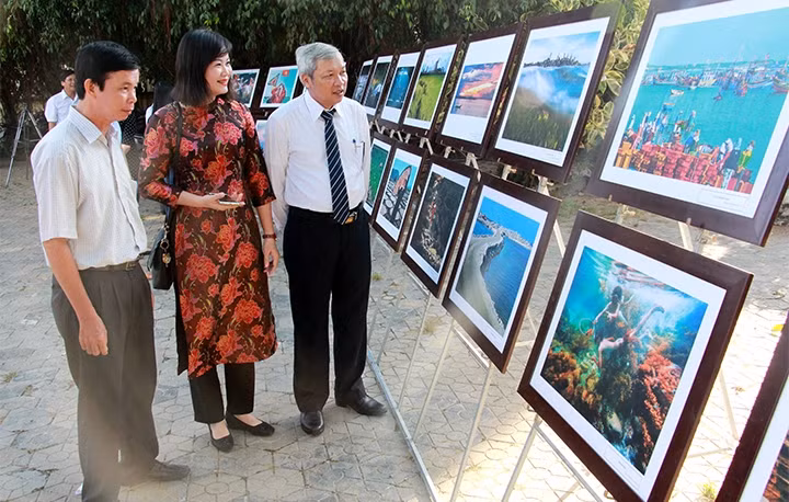 Khách tham quan Triển lãm ảnh "Biển, đảo và con người Quảng Ngãi" tại huyện Lý Sơn, tỉnh Quảng Ngãi. (Ảnh: PHƯỚC NGỌC/ TTXVN)