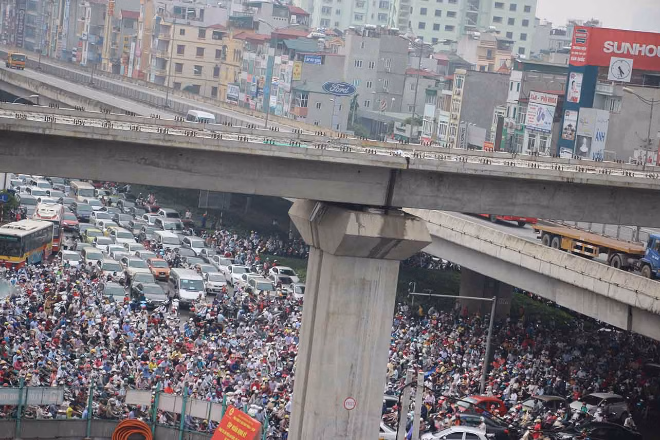 Hà Nội những năm 2000 - lời khen và … “Thiên lý trường gậy” ảnh 1