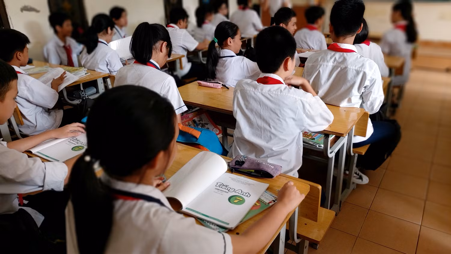 Các em học sinh không được học tiếng Anh tại trường vì thiếu giáo viên (Ảnh: Lã Tiến)