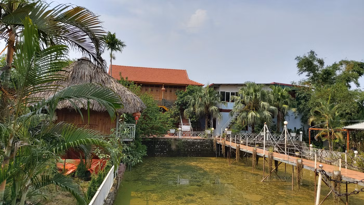 Công trình nhà ở của ông Nguyễn Quốc Bảo xây dựng ngay sát chân đê sông Cấm (Ảnh: Lã Tiến)