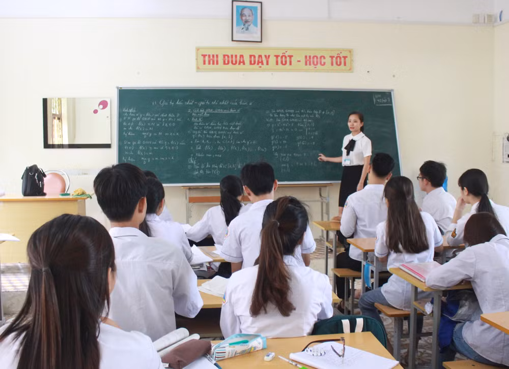 Cô giáo Lê Thị Hải Yến đóng góp nhiều sáng kiến giảng dạy môn toán, giúp các em học sinh dễ tiếp thu kiến thức (Ảnh: Phạm Tuyết)